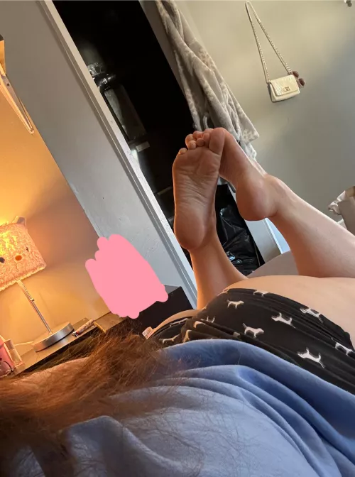 how old is the guy jerking off to my feet right now 