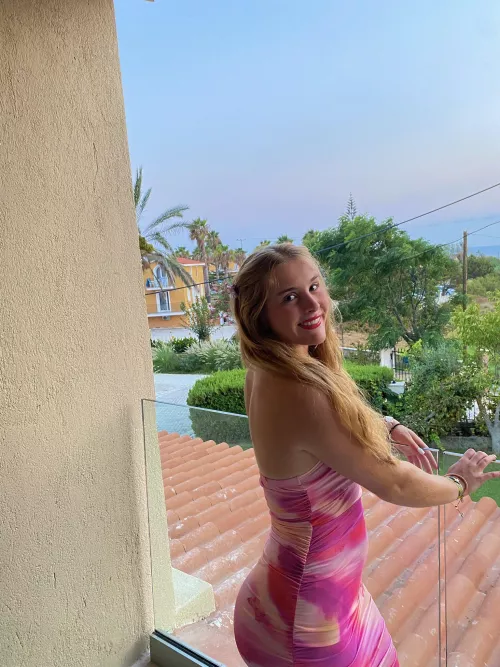 How’s the view from back there? 🍑🌅