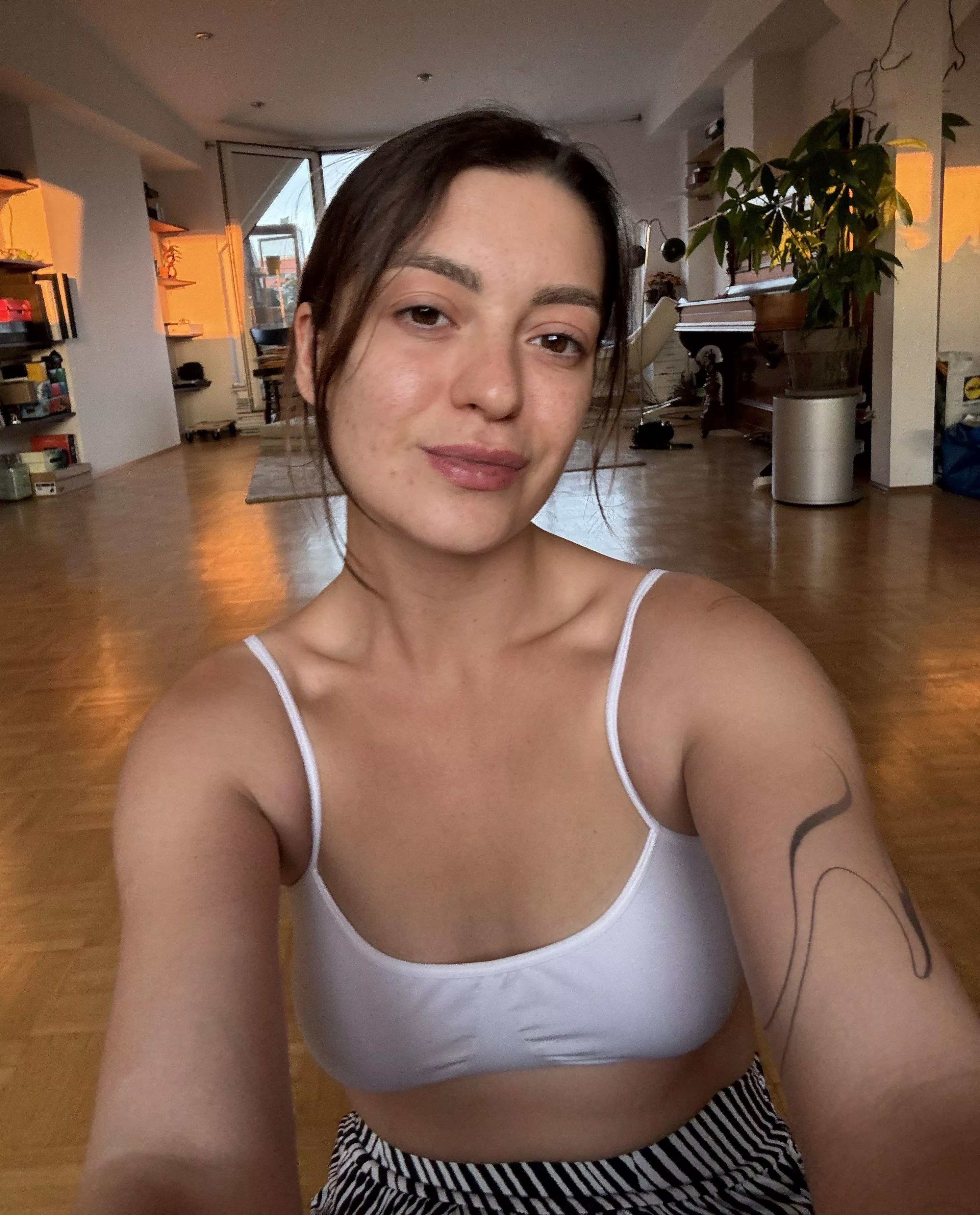 I feel so cute in this selfie and I hope I am.