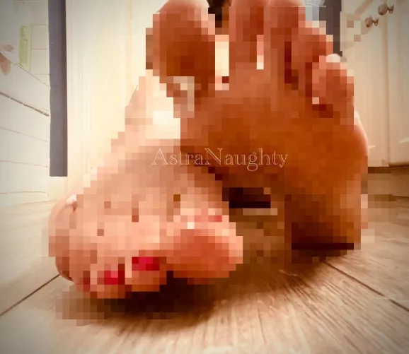 I have perfect feet and a new pedicure, but only pixels for you!