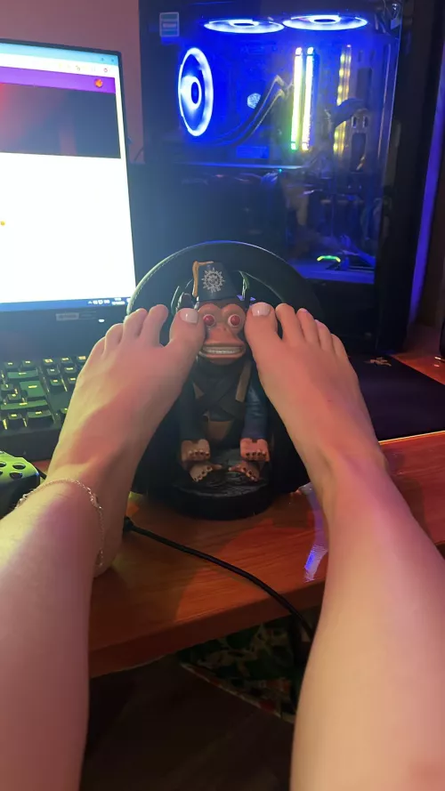 I hope my feet can make someone smile and explode like him 🙈