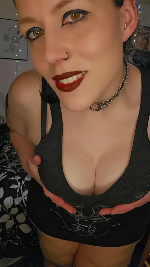 I know I like to play with these gothy MILF tits...bet you would too!