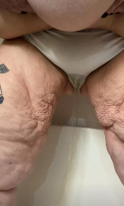 I love the feel of piss in  my panties. 