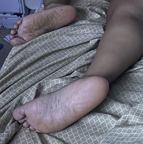 I love worshipping these sexy feet 👅