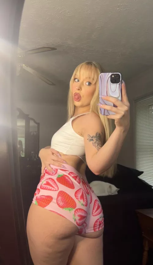 I wanna send nudies to someone 25+ in here