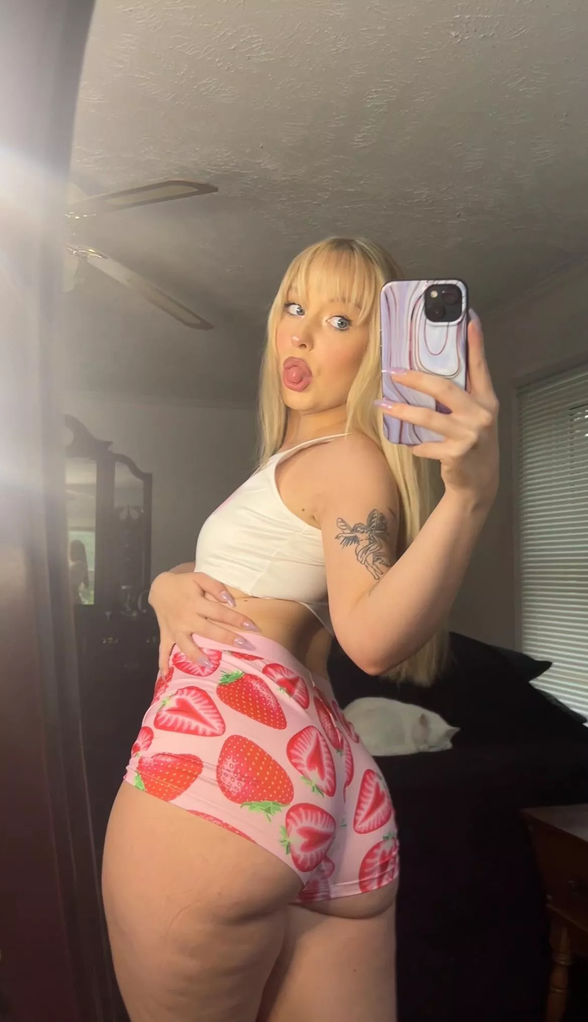 I wanna send nudies to someone 25+ in here