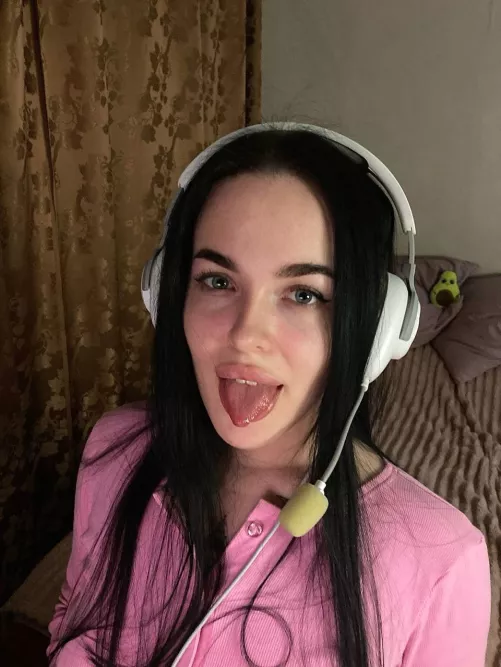 i wish we would have a gamer night together 