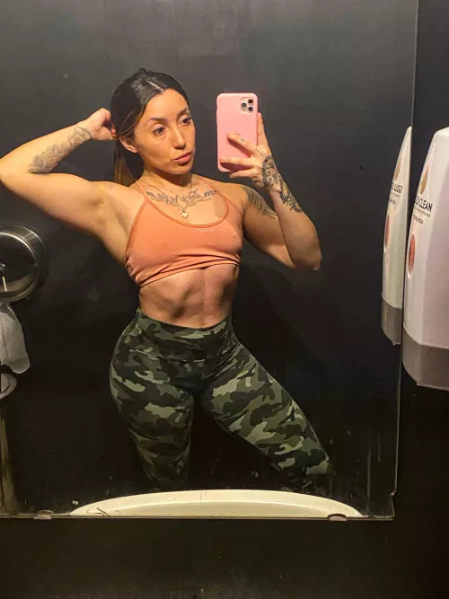 If you want to enter me while I’m flexing, I’m all yours😈🍑
