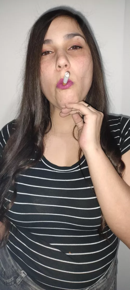 I'm a young milf, but with a lot of desire to smoke and have fun 🚬💨🔥💋