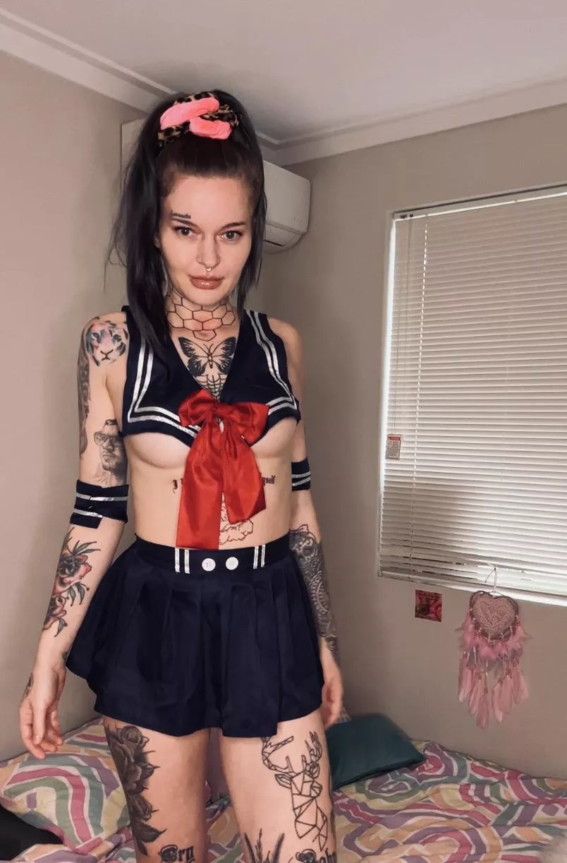 I'm bored, Say Hi if I can drop you my nudes lol