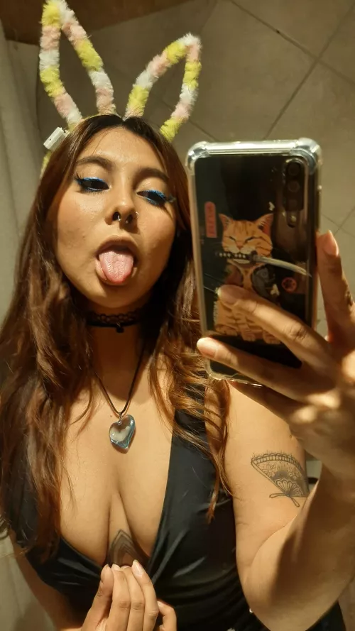 I'm looking for a suggar daddy who wants to fulfill my whims and play with me 🔞