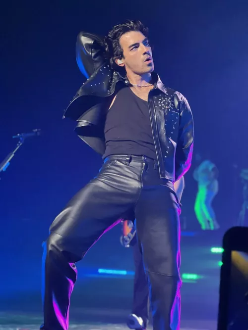 Joe Jonas (bet he gets nice and musky)