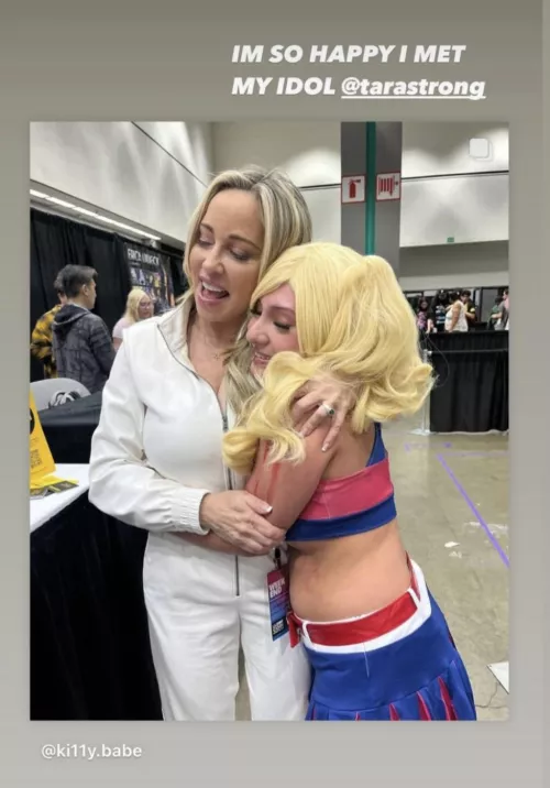 Juliet Cosplay ( Lolipop chainsaw) hugs Tara. So cute