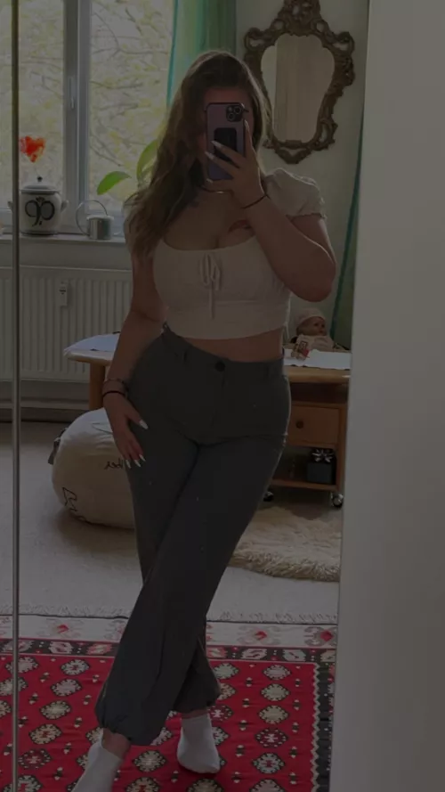 Look how busty they are