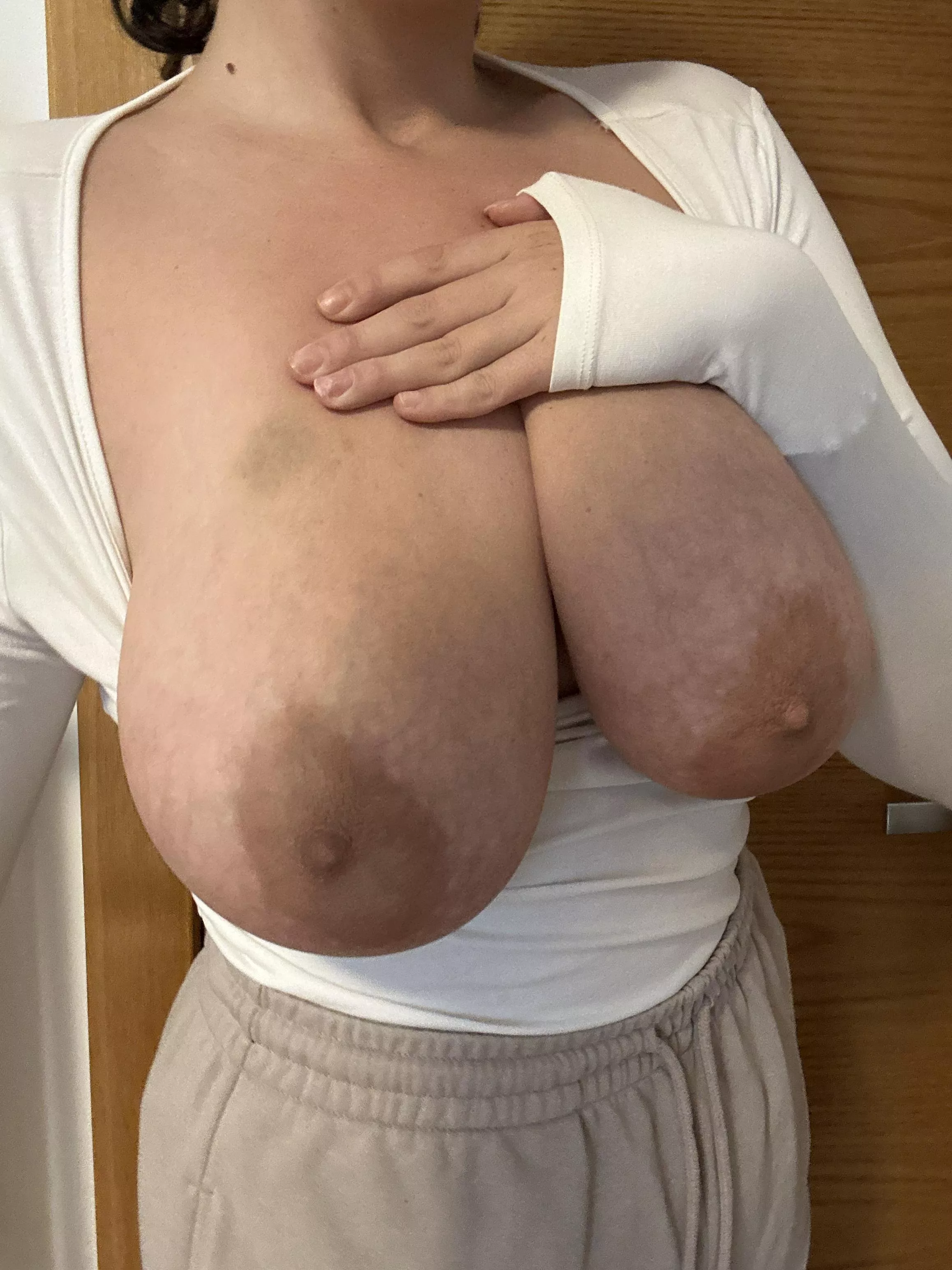 Looking for a fat cock thats gonna tickle my throat when im going down on it