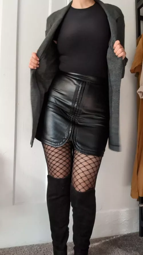 Love the subtle sexiness of these tights under a short skirt 