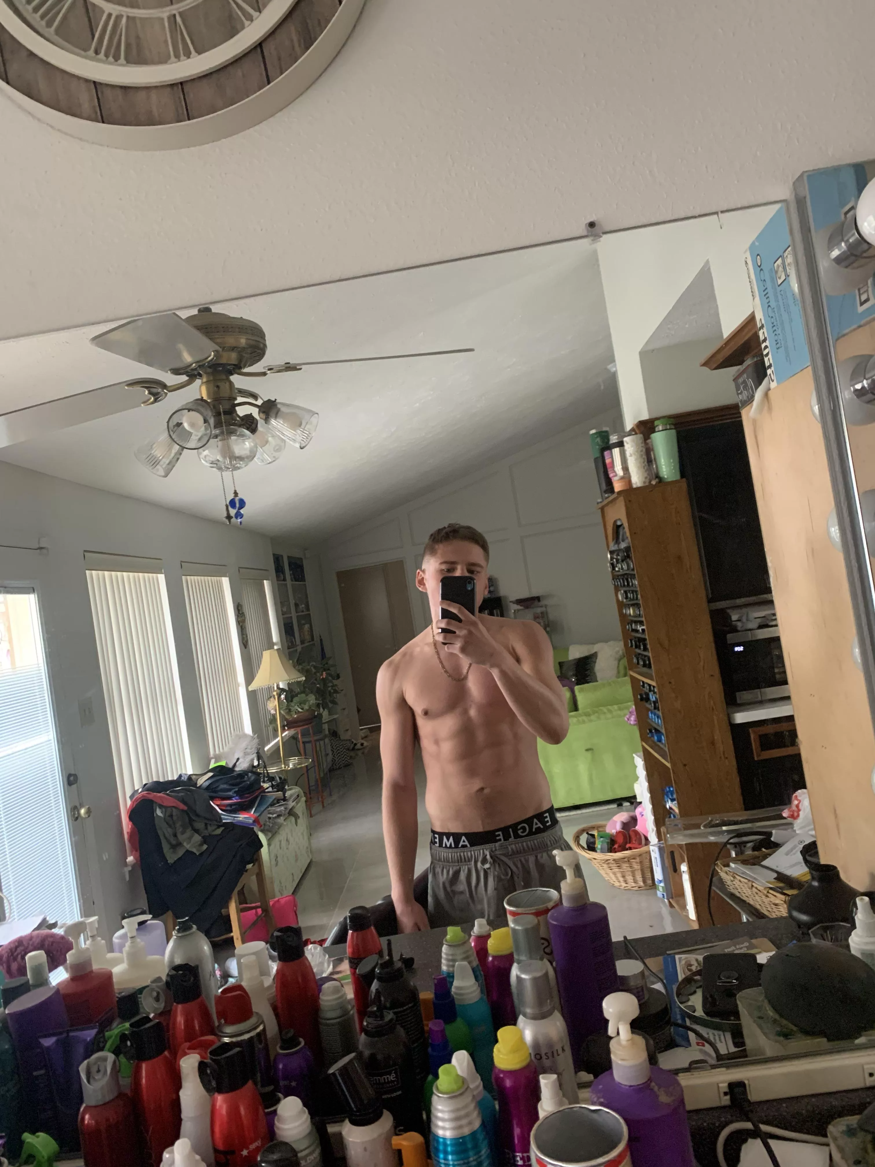 M4F 18 straight male looking for submissive women or open to older women who know how to take control                                             