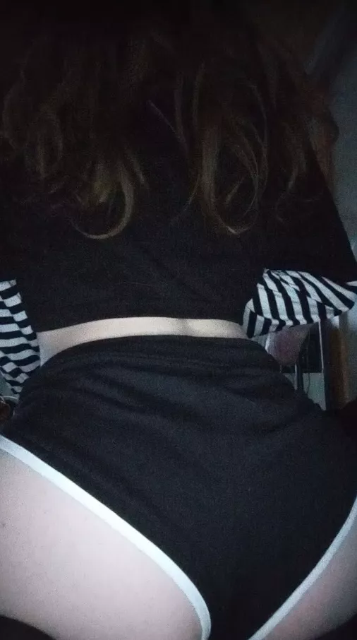 Making out with someone while they grab my waist is my dream!