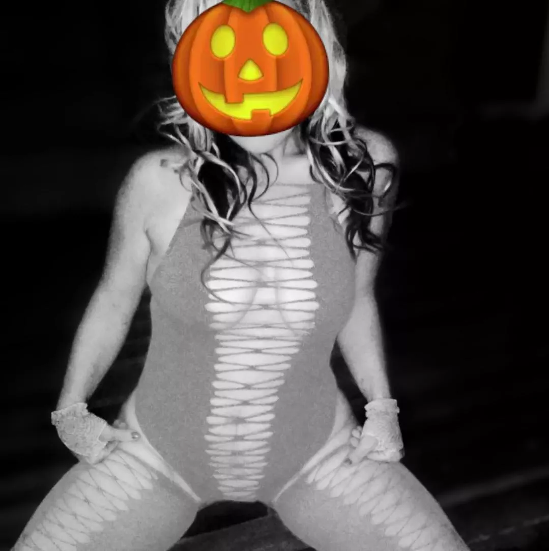 Married/ bi-furious/ NEA area. Normally traveling isn't an issue.