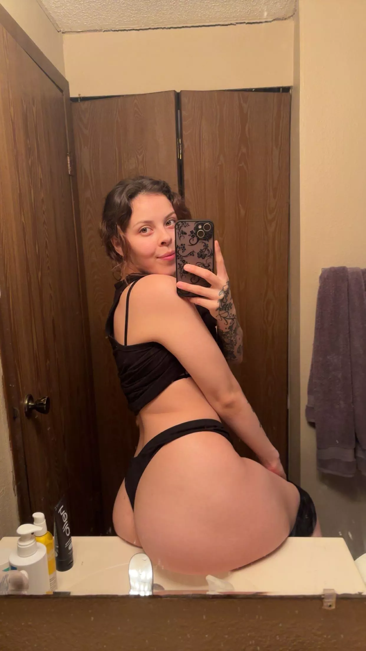 Message me to see my panty drawer and get off on my sweet scent 🖤 [selling]