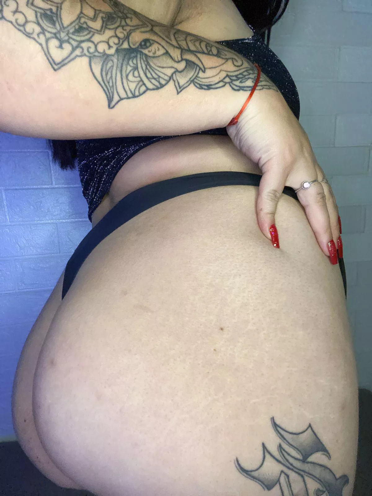 My ass got decorated after growing a lot, do you like my new marks?