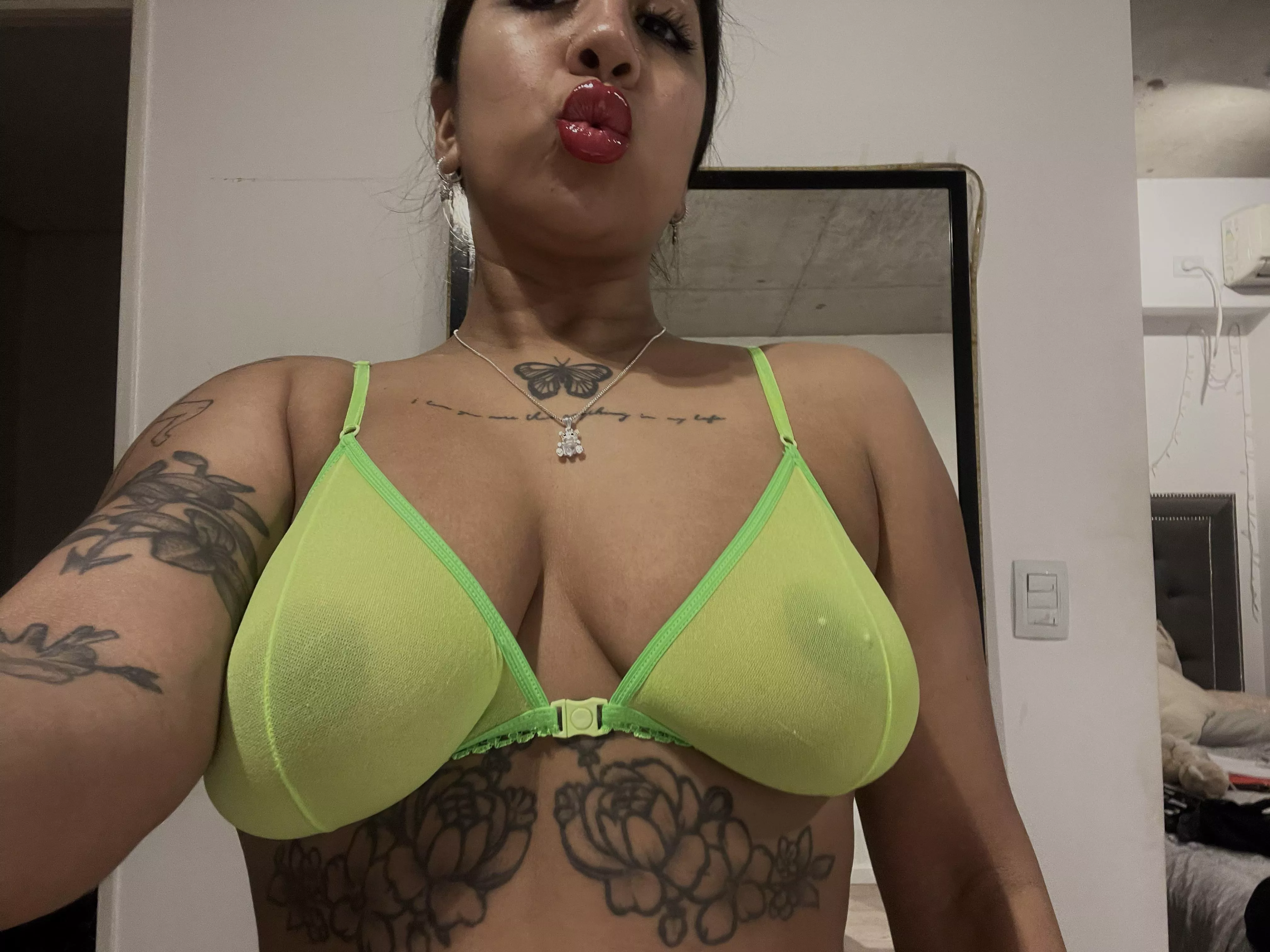 My content is so hot and u are going to cum a lot, suscribe 😳