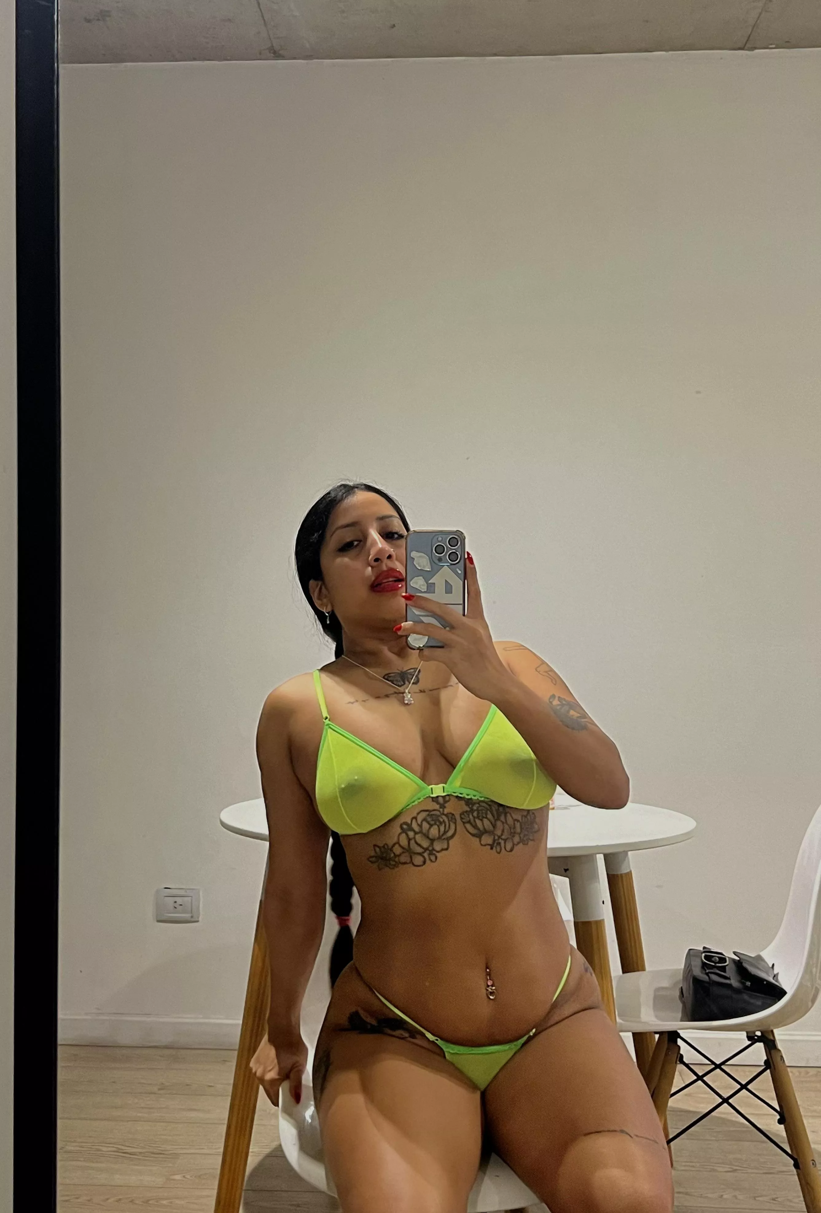 My content is so hot and u are going to cum a lot, suscribe 😳