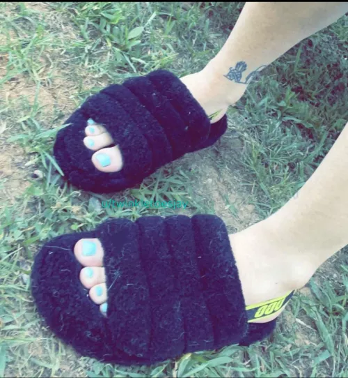 My cute blue toes, in some fluffy, comfy UGG slides 😍