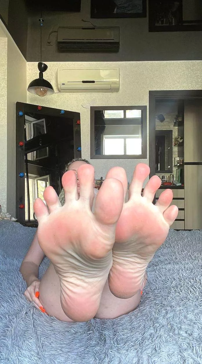 My long toes want to be in your mouth as soon as possible [oc]