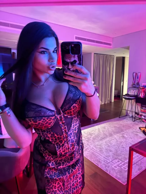 Nighty fishnet makes selfie better