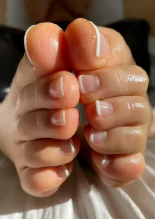 No socks, just bare sweaty feet 🫦