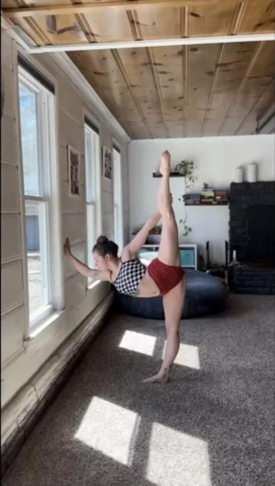 One day I won’t have to hold the wall! (Oc) 