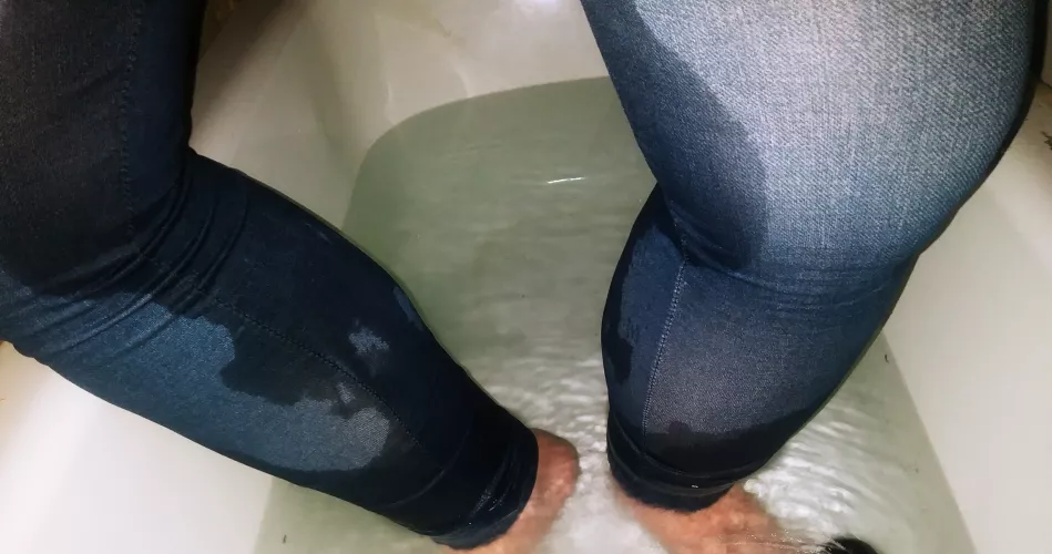 Pee in jeans leggings :D