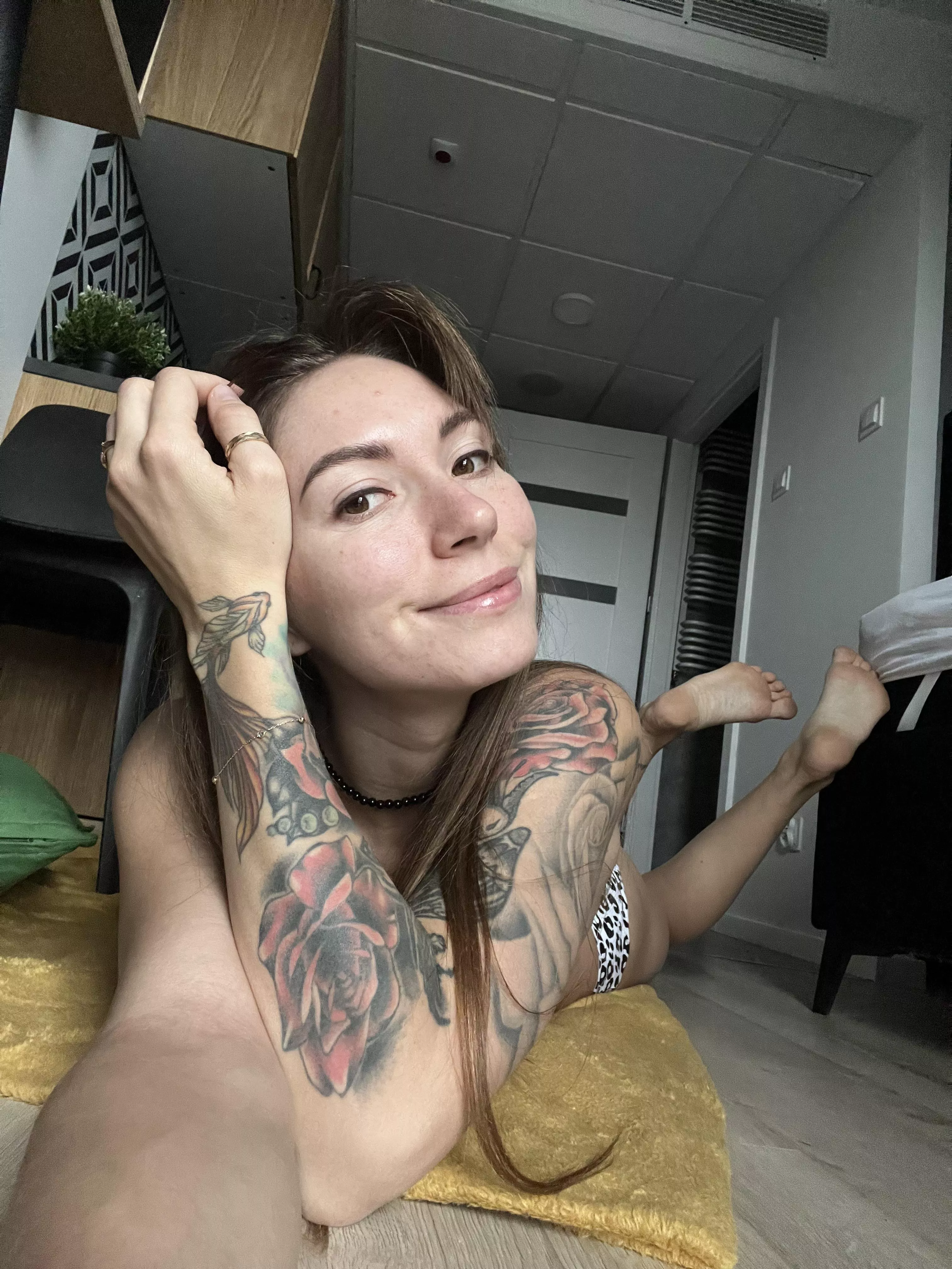 Play with my butt and feet