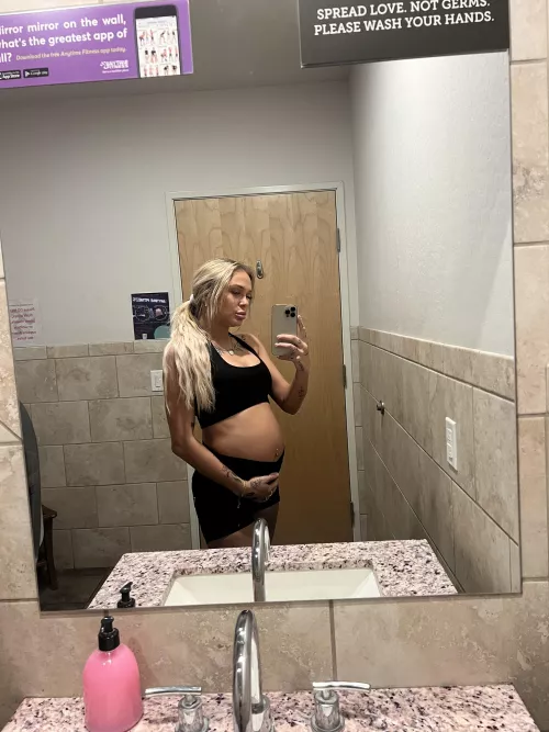 pregnant and still going to the gym 