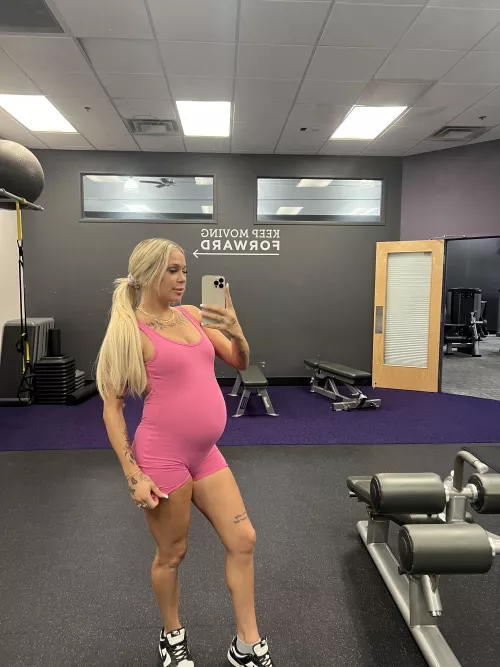 pregnant gym outfit
