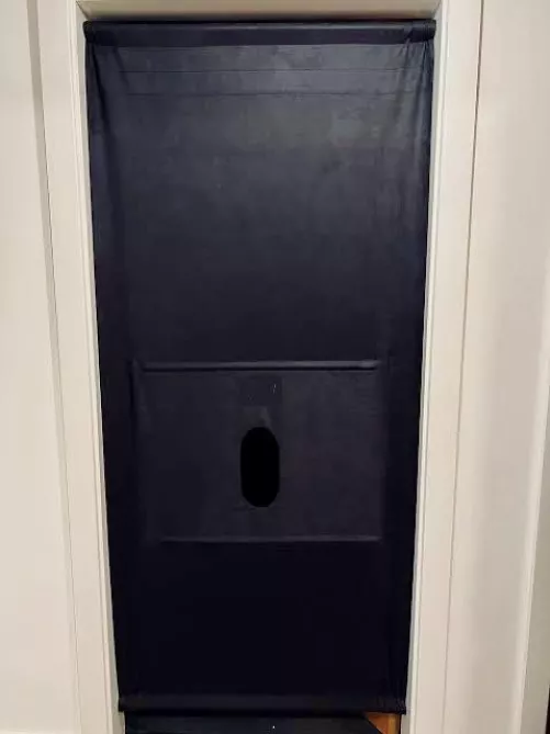 Private gloryhole for str8/curious guys.  Located in Coomera. Prefer cut cock. Message me if you want to dump a load in my mouth now.  
