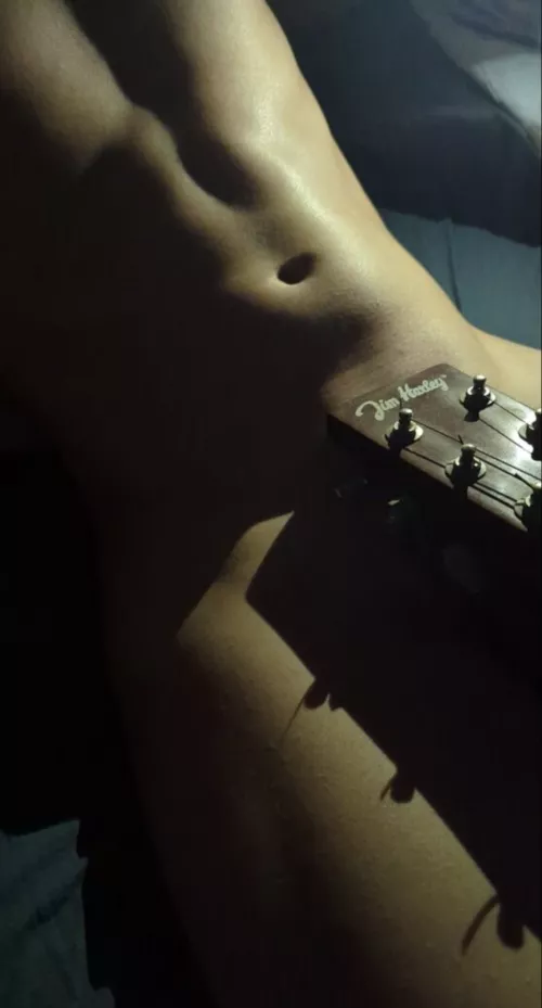 Qui veut jouer de la guitare ? 😏