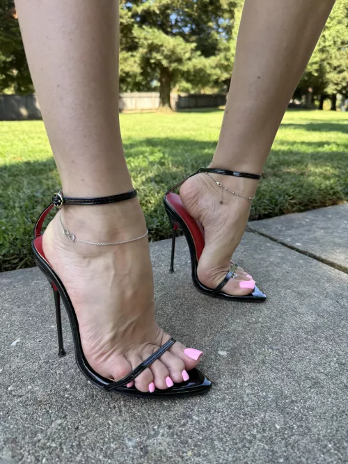 Really sexy heels 😍