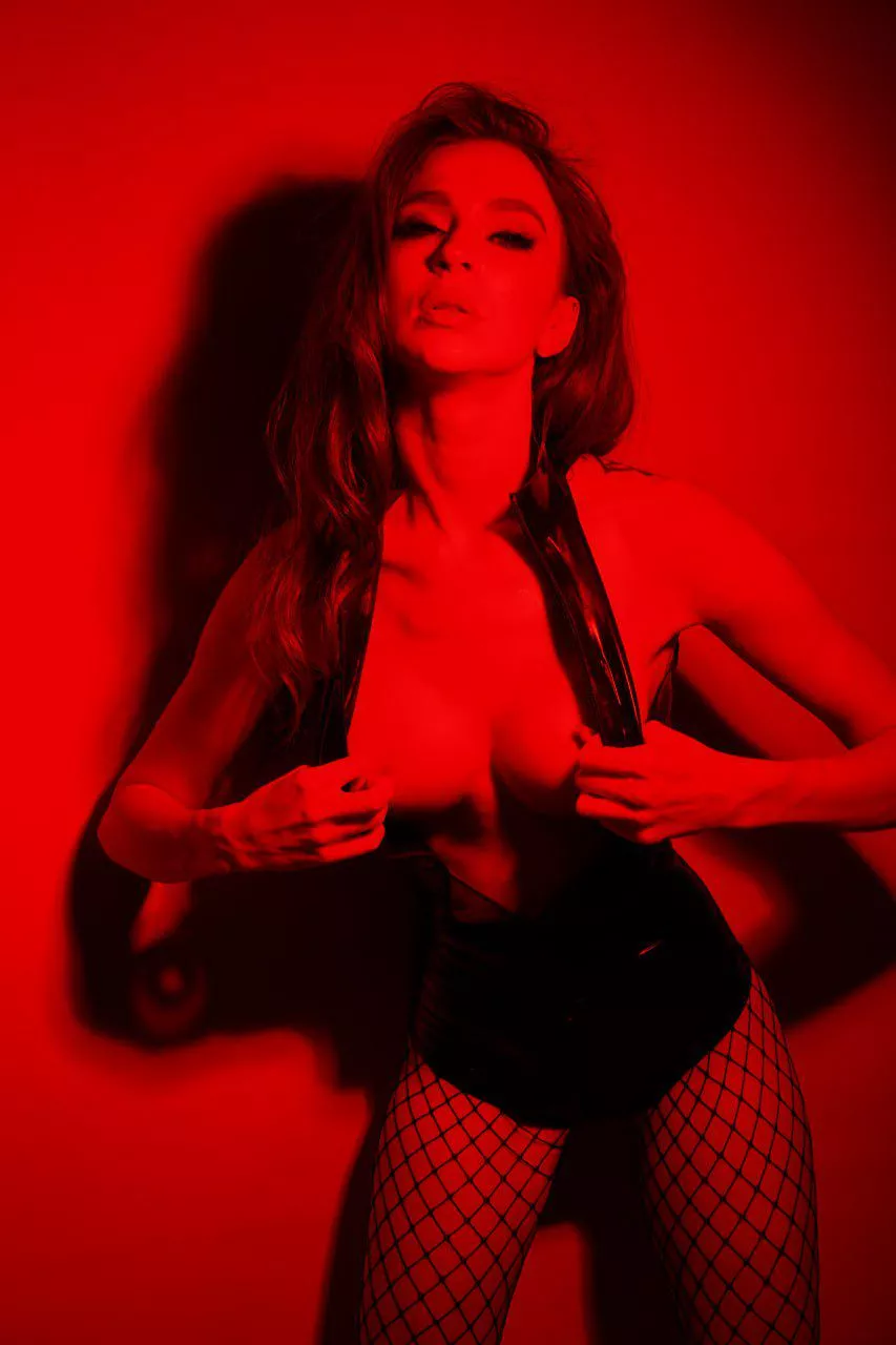 Red light and black latex 