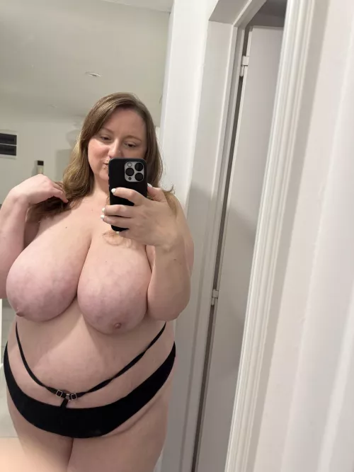 say yes if you'd like to see me fuck a dildo, i actually send