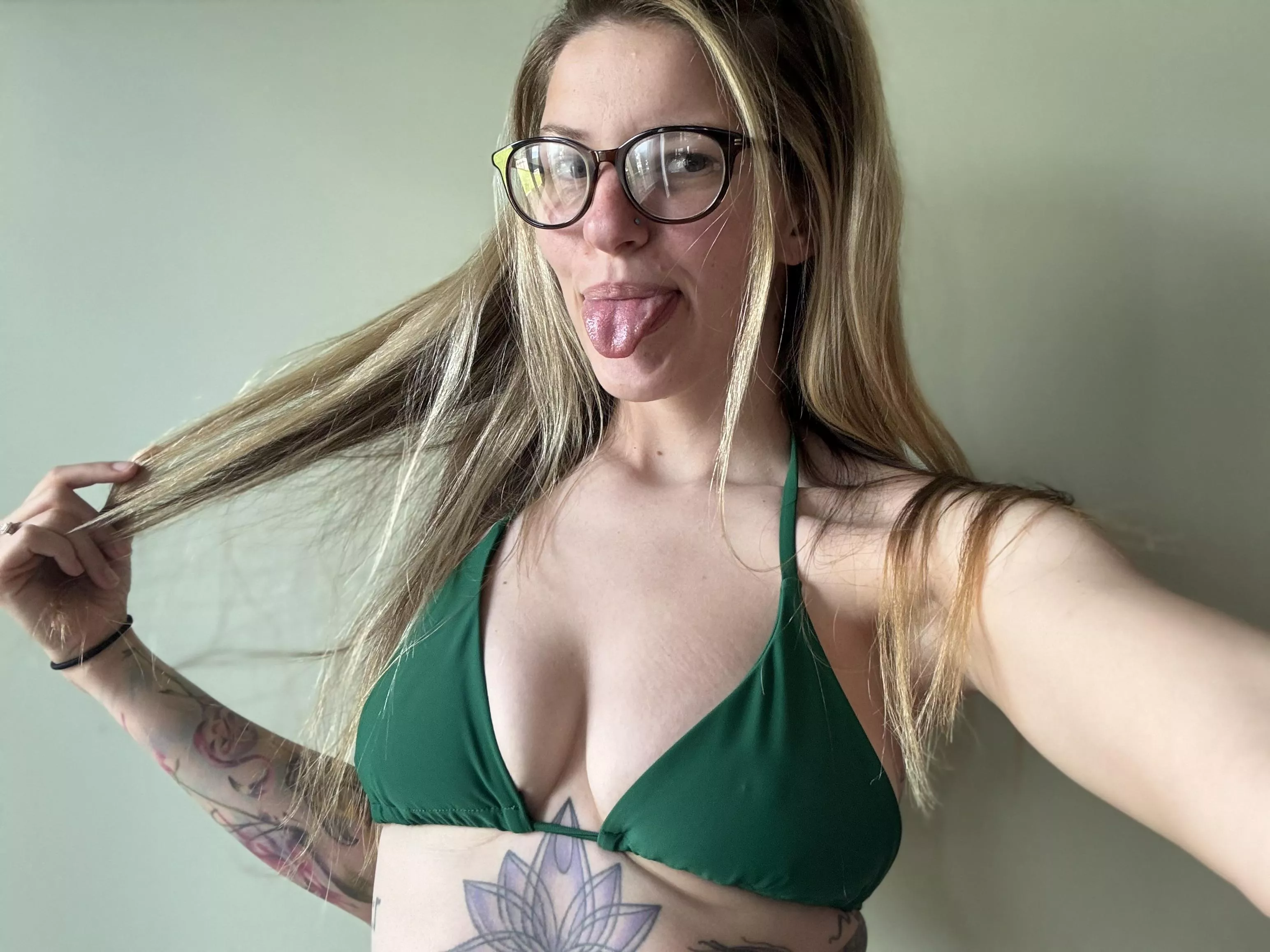 [selling] dick rates, custom content, video calls, sexting