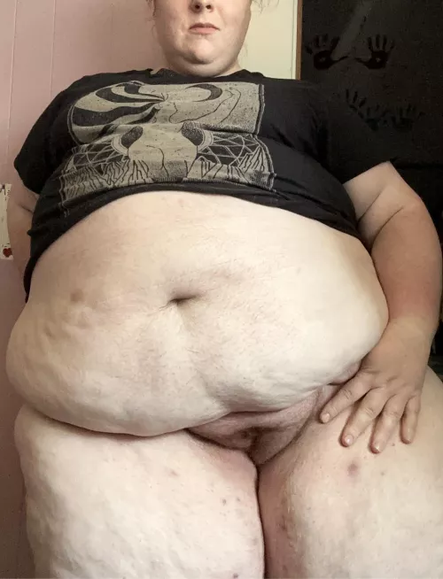 She likes playing peek-a-boo 🤭