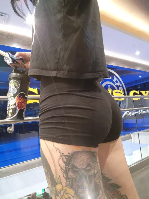 Showing off my little friend. And a bit of ass.