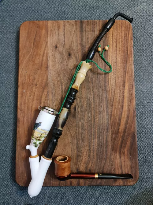 Since we're all posting our churchwardens here is my old porcelain jägerpipe