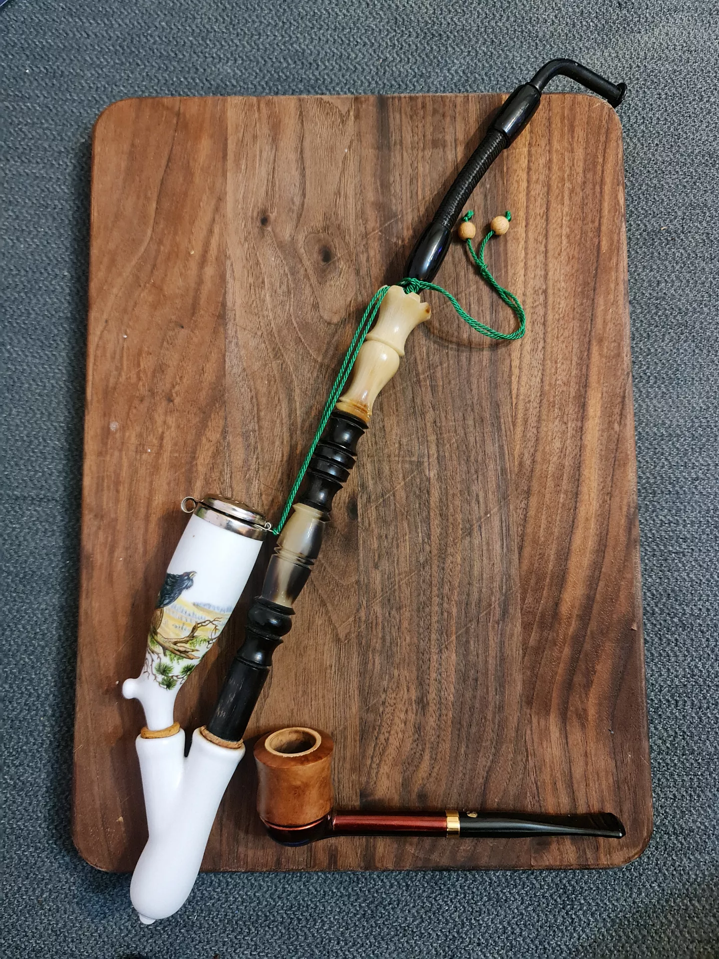 Since we're all posting our churchwardens here is my old porcelain jägerpipe