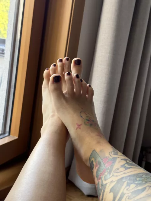 Submit to goddess foot boi