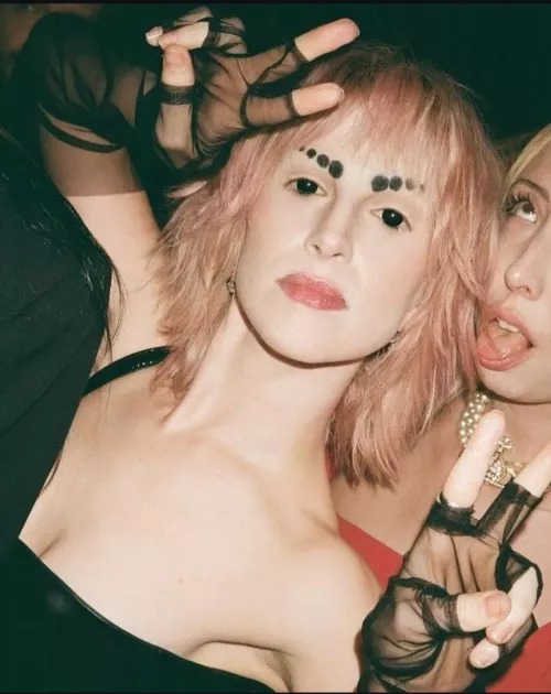 That's us next to her. Also, her underarm tho💯. P.s I removed the stars