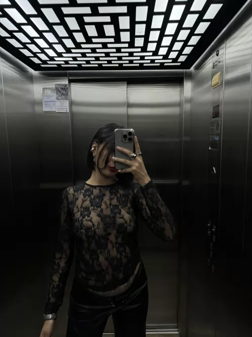 The sexiest and most dominant woman you will see today . If what you have is small I'll humiliate you so hard 