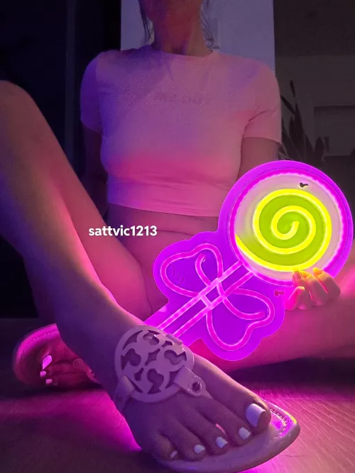 The shirt is talking about the 🍭 of course. 